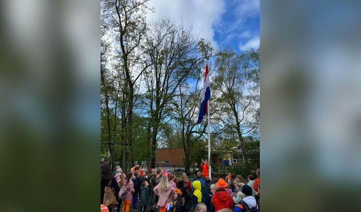 Op kindcentrum Willibrord wordt de vlag gehesen, waarmee de Koningsspelen zijn geopend.