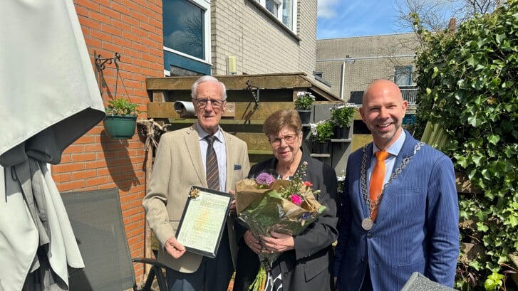 Burgemeester Sebastiaan Nieuwland (r.) feliciteert echtpaar Walsmit met hun 60-jarig huwelijk.