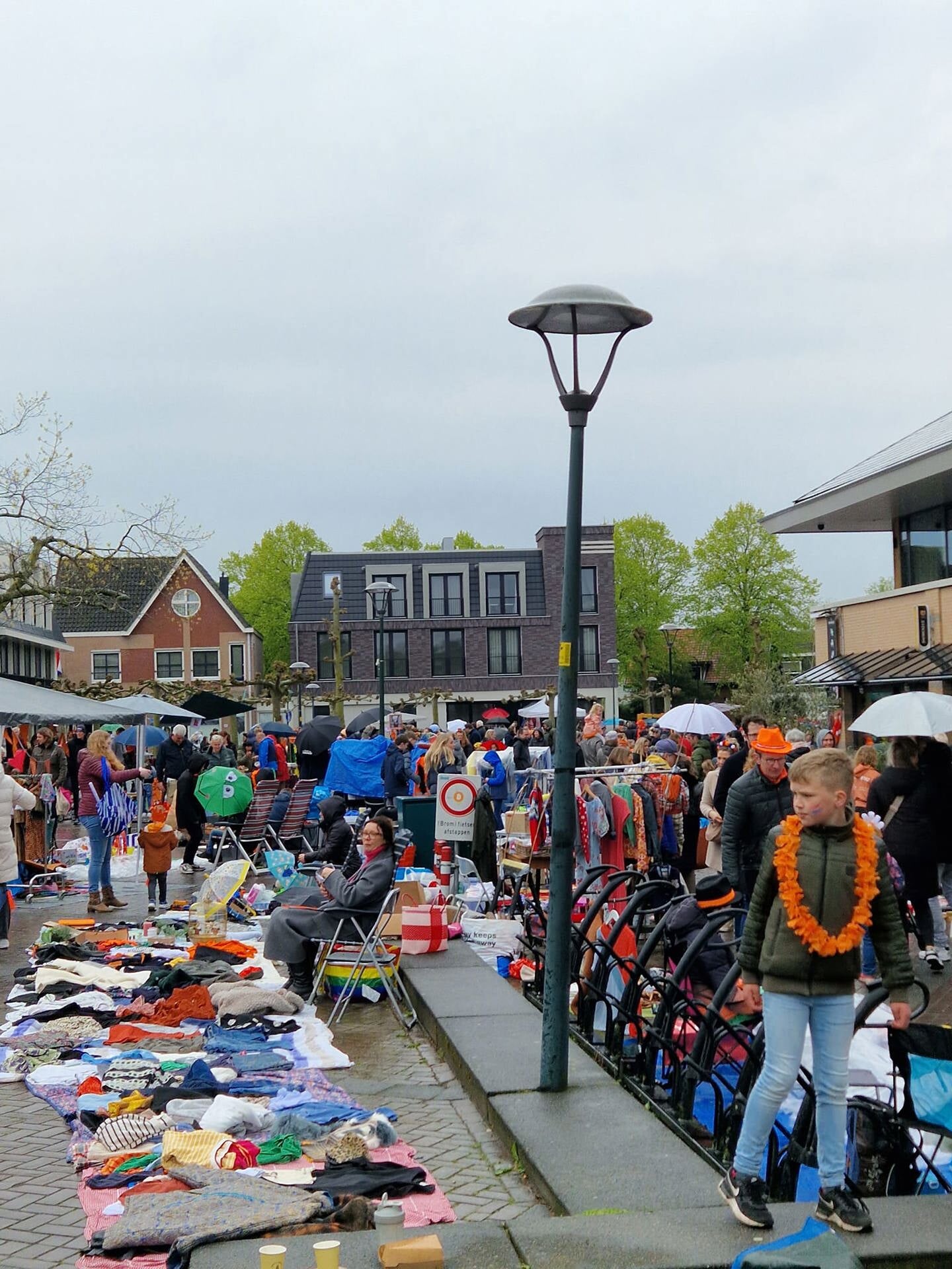 Natuurlijk een rondje op Koningsdag over de Vrijmarkt in Heiloo op 't Looplein. Meegedaan aan de "actie tegen de 48-uurs luiers"