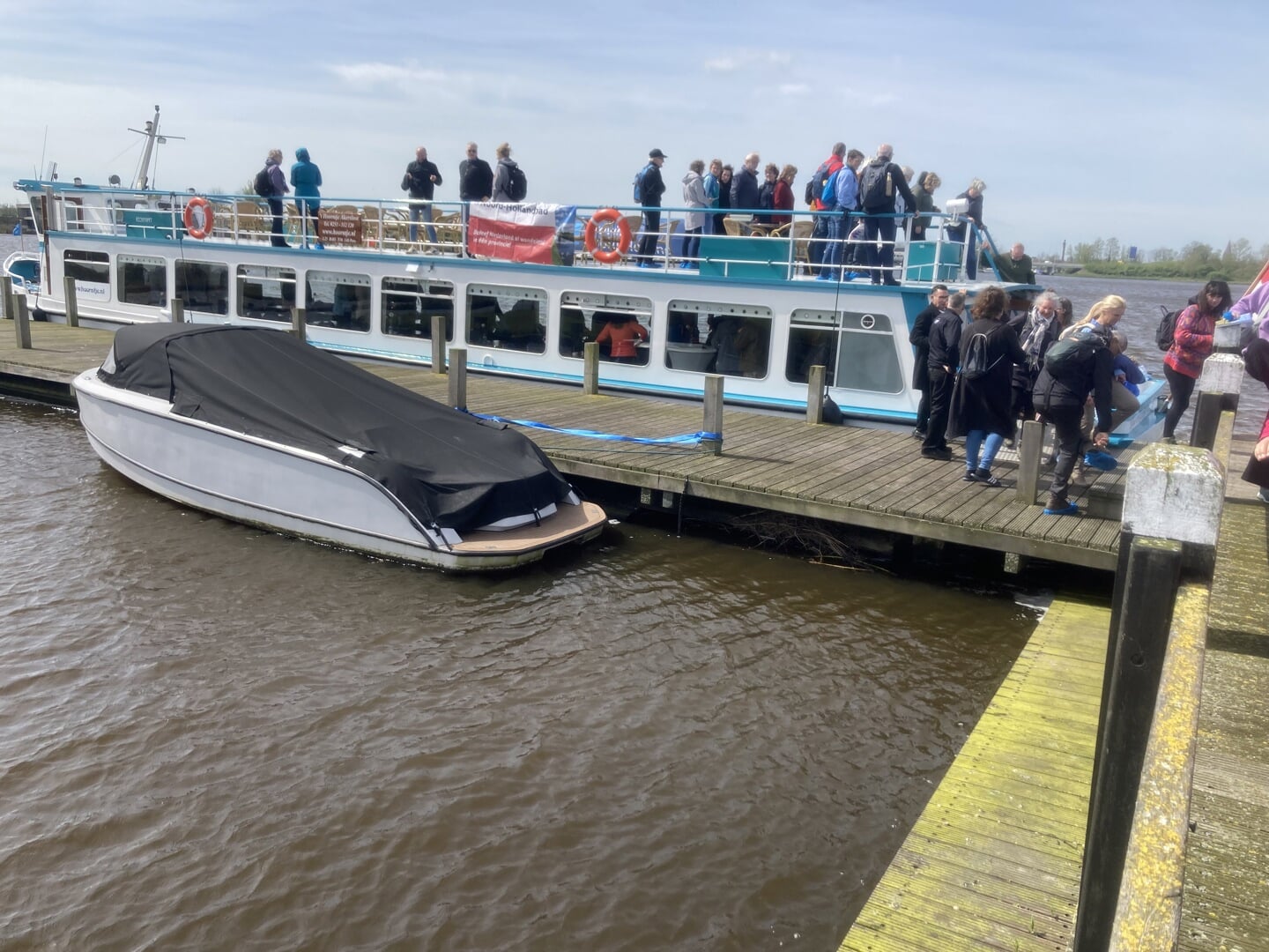 Per boot keren de seizoenswandelaars vanuit Akersloot weer terug naar het startpunt op Erfgoedpark De Hoop.