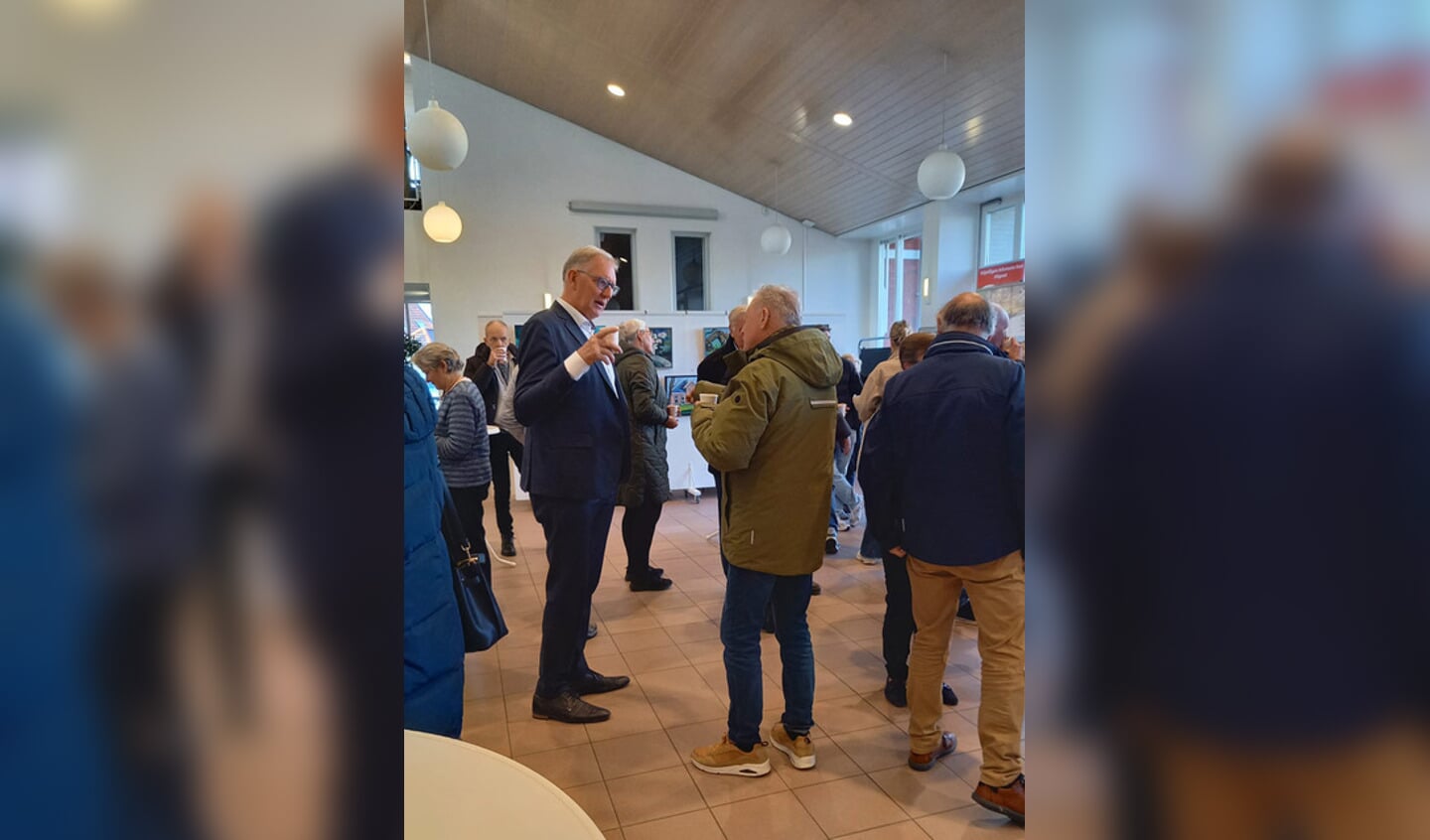 Wethouder Jan Schouten in gesprek met een belangstellende inwoner van Uitgeest.
