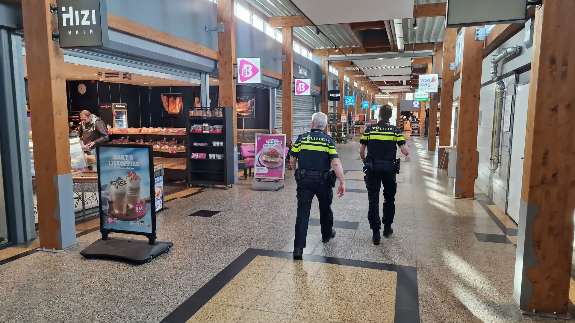 De politie in winkelcentrum Geesterduin.