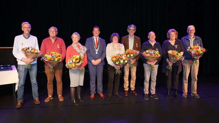 V.l.n.r.: Dhr. Ad Hopman, Dhr. Willem Pool, Mevr. Gerda van Buren, Burgemeester Ben Tap, Mevr. Gerda Burgering, Dhr. Cor Enthoven, Dhr. Hein Poel, Mevr. Yvonne Brouwer en Dhr. Peter Min.