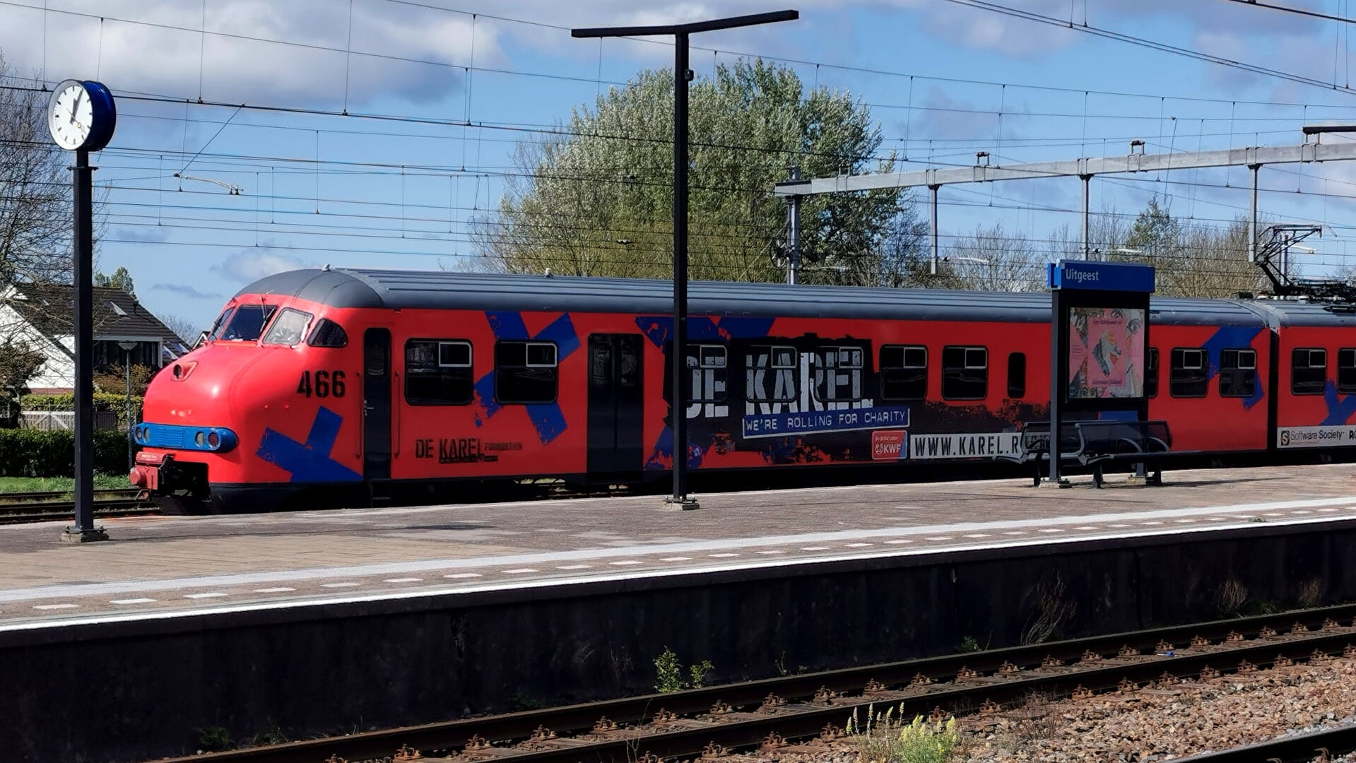 De Karel passeerde zondag 21 april station Uitgeest.