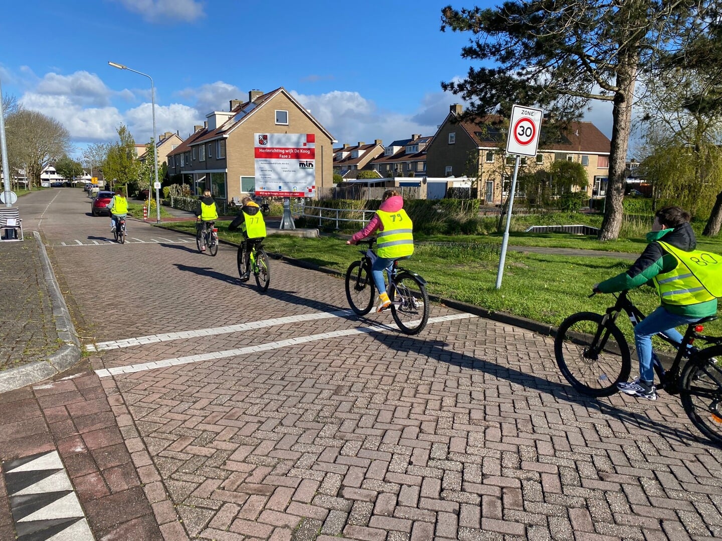 Leerlingen fietsen route door Uitgeest tijdens praktijkexamen (18 april).
