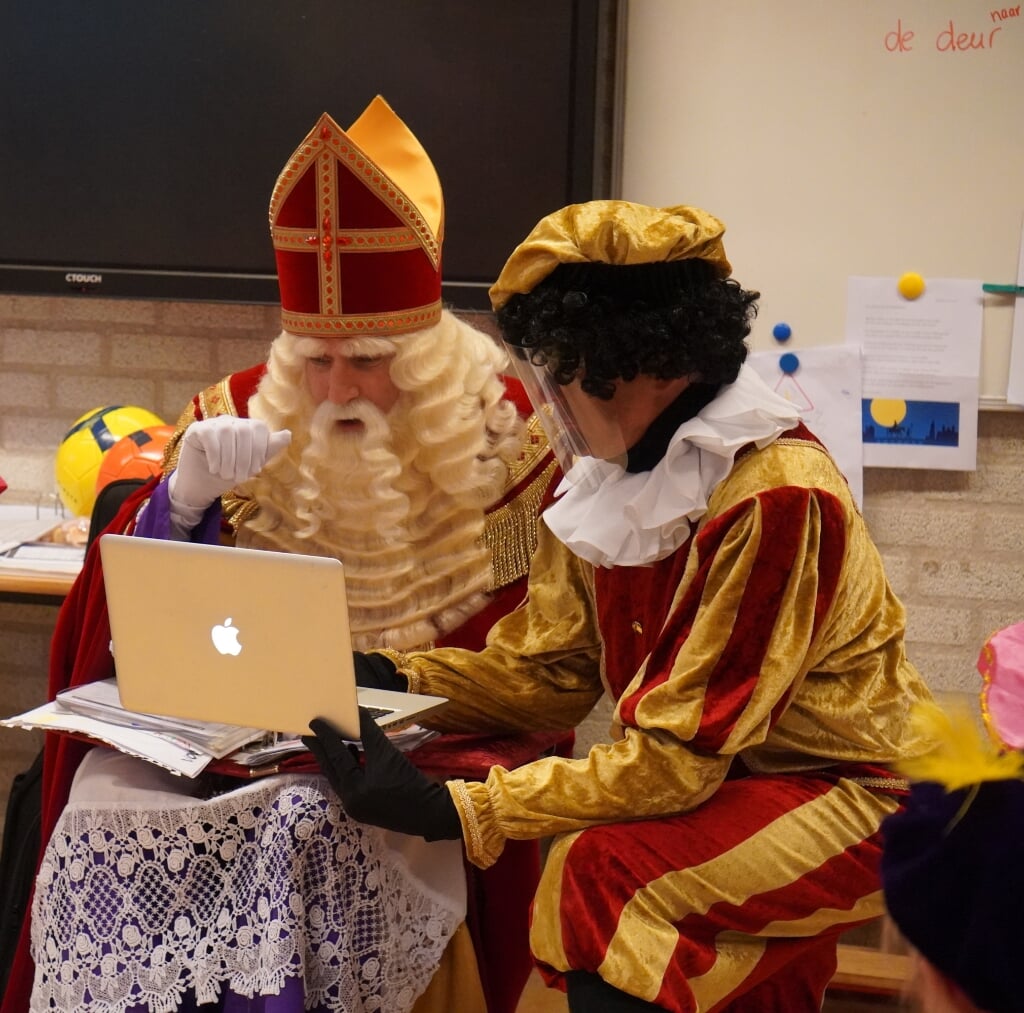 Sinterklaas en Piet hebben in groep 4 online contact met een leerling die jammer genoeg thuis zit.