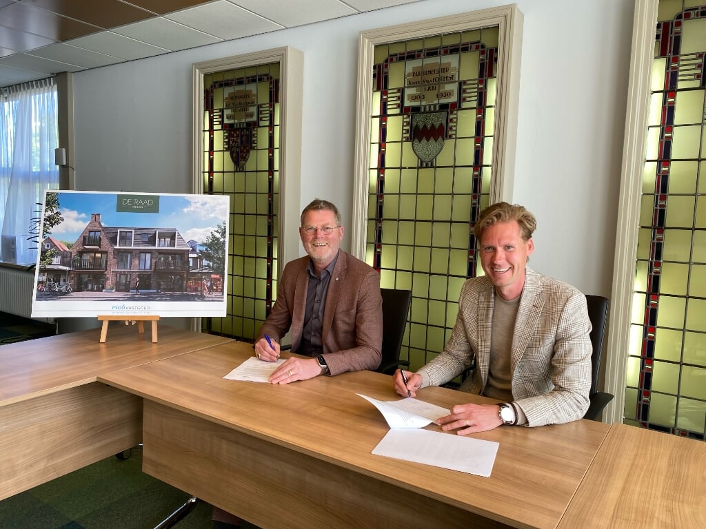 Wethouder Peter van Diepen (l) en Bas Verlaan ondertekenen de overeenkomst. 
