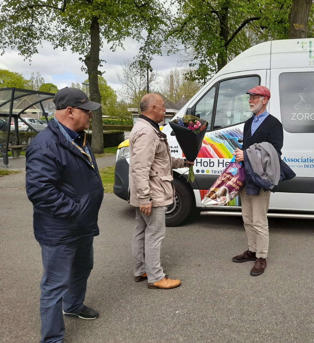 V.l.n.r. Gijs Robert (assistent coördinator en chauffeur), Ron van Riemsdijk (voorzitter Vereniging Buurtbus Heiloo) en Pieter de Groot.  