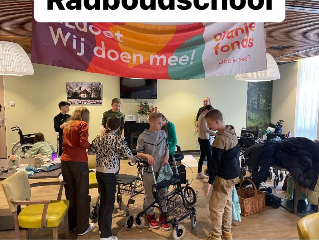 Leerlingen van de Radboudschool aan het werk in De Loet.