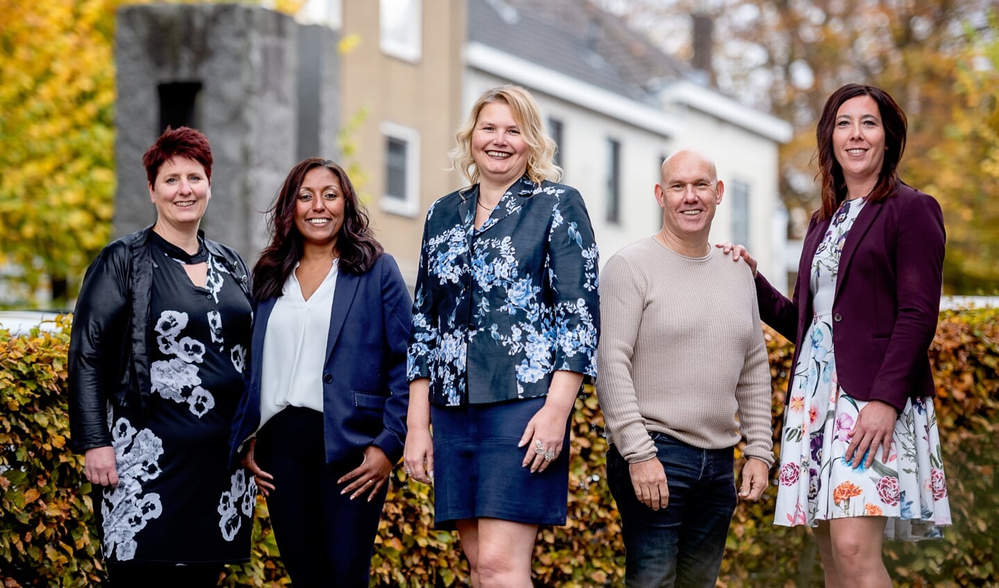 v.l.n.r. het team van Parkstad Advies Groep Esther, Rafia, Kim, Marco en Wendy. Een mooie recensie die hun werkwijze omschrijft: “In een periode dat we even niet meer wisten hoe of wat, hebben jullie met bekwame handen alles overgenomen. De benadering was informeel en persoonlijk. Die warmte kom je niet snel tegen in de financiële wereld. Jullie hebben het hart op de goede plek.”