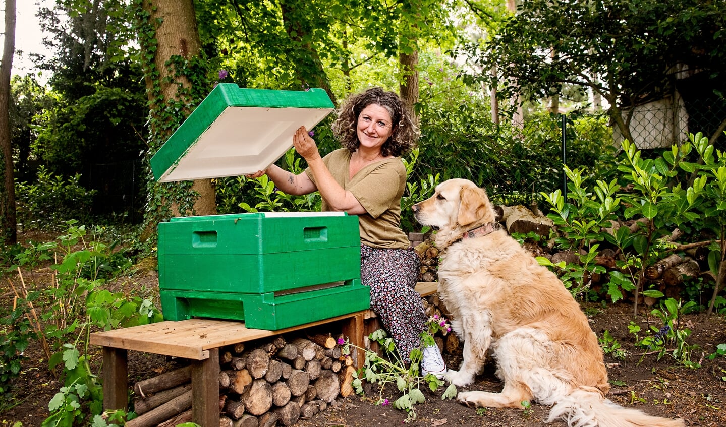 Een brandschone, nagelnieuwe bijenkast staat klaar in Katja's tuin, in afwachting van de aflegger die imkervereniging de Mijnstreek maakt voor cursisten. “Een aflegger is een klein volkje dat ontstaat als een bijenpopulatie te groot wordt en deels wil gaan zwerven. De kast heb ik al een paar keer verplaatst, om het mooiste plekje te vinden. De vliegopening mag echter niet op het noorden gericht staan.” Foto voorpagina: Imker Eckhard Sambeth met zijn eigengemaakte pijp.
