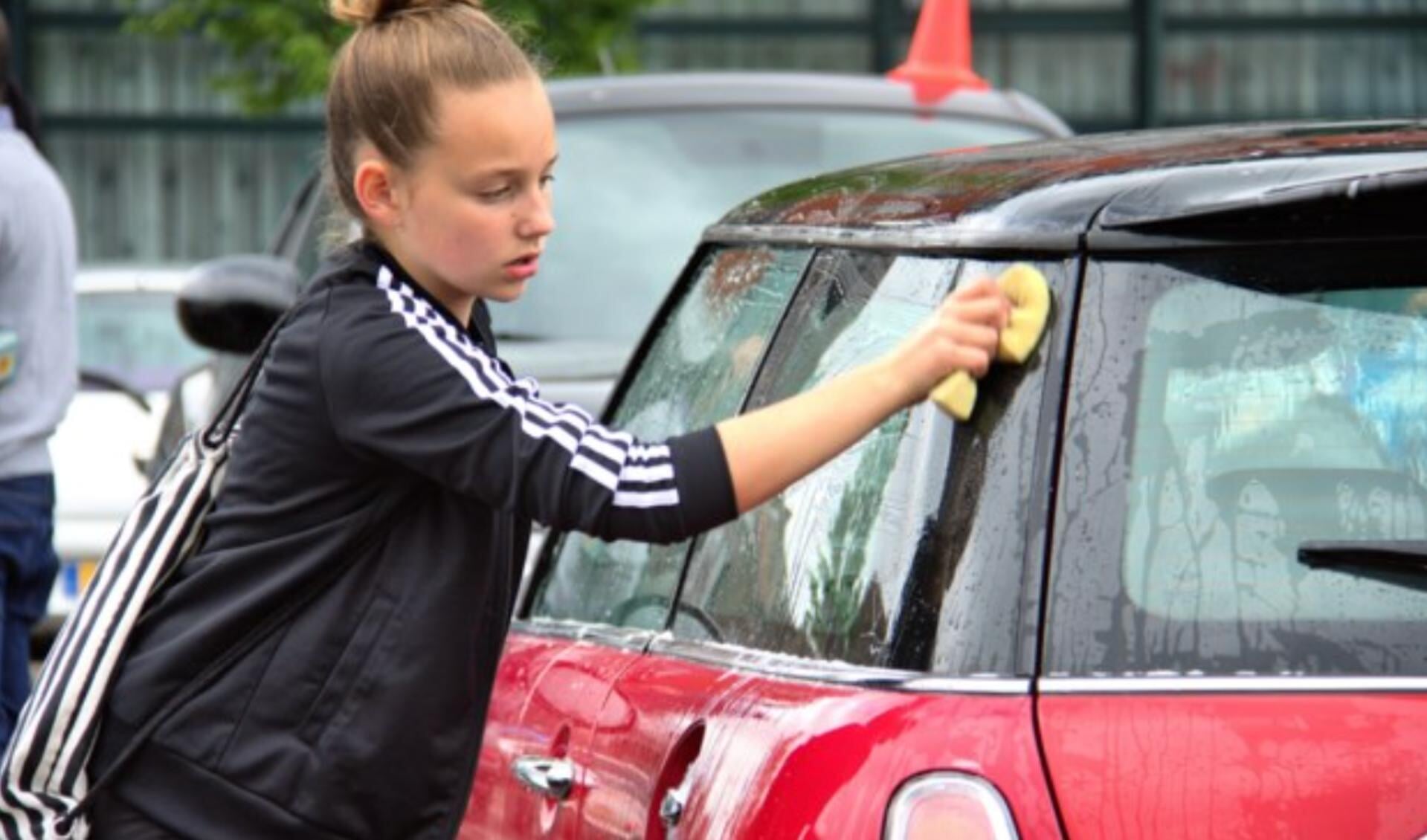 Schoolverlaters wassen je auto voor 4 euro. Opbrengst komt ten goede aan het schoolverlaterskamp.