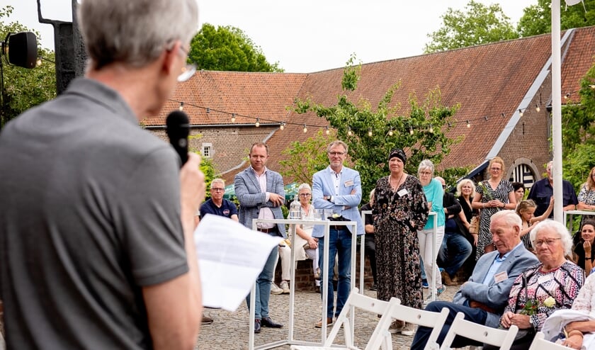 Peter Luijten vertelt over Entgen, Ankie en haar man Math luisteren samen met Igor Stel naar zijn woorden Igor verraste Ankie door haar een boerenjasmijn te schenken, die achter het beeld wordt geplant precies zoals zij het zich altijd heeft voorgesteld.