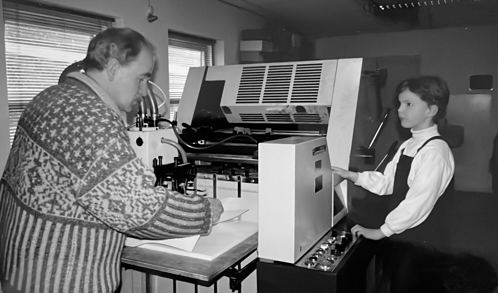 Uit het archief: vader Emile en zoon Maarten aan de
drukmachine waar jarenlang het Journaal op werd gedrukt