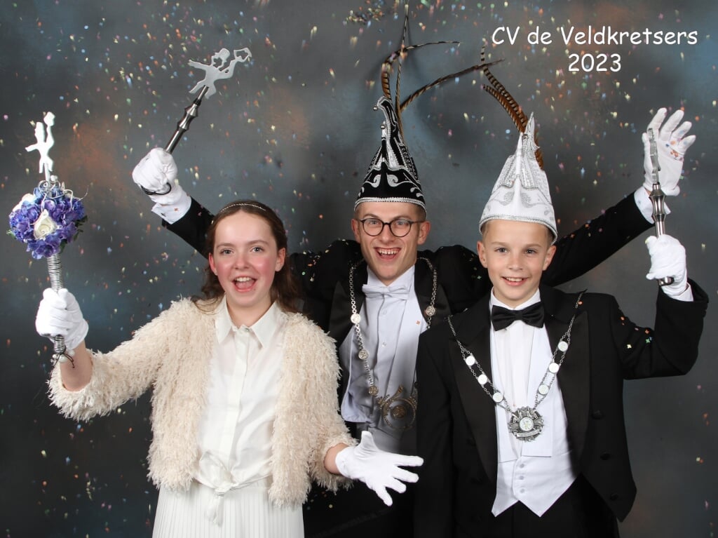 jeugdprinses Lotte Cremers, Prins Jason Heinrichs en jeugdprins Kay Demas zijn de nieuwe heersers van CV de Veldkretsers uit Wijnandsrade | foto: Leon Smeets