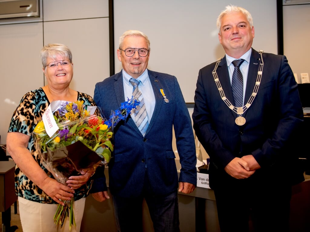 Henk Reijnders kreeg voorafgaand aan de vergadering een Koninklijke Onderscheiding uit handen van burgemeester Eric Geurts