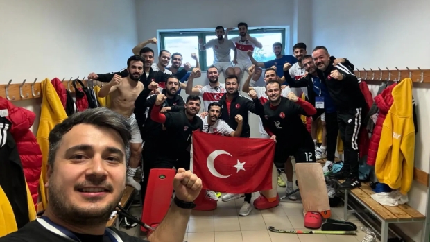 Volop blijdschap bij de Turkse zaalhockeyploeg na promotie