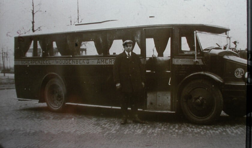 Co ten Broek met zijn Bus  1932