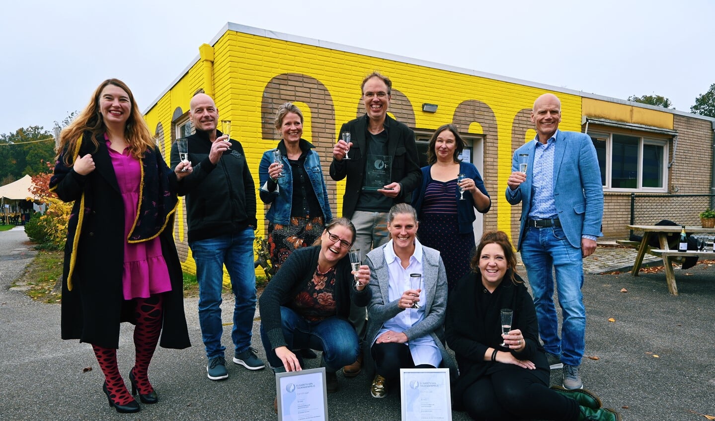 Prijswinnaars en jury (met bovenste rij Ann DeMeester (geheel links), Niels Schut (rechts) en Sjaak Langenberg & Rosé de Beer 2e en 3e van rechts