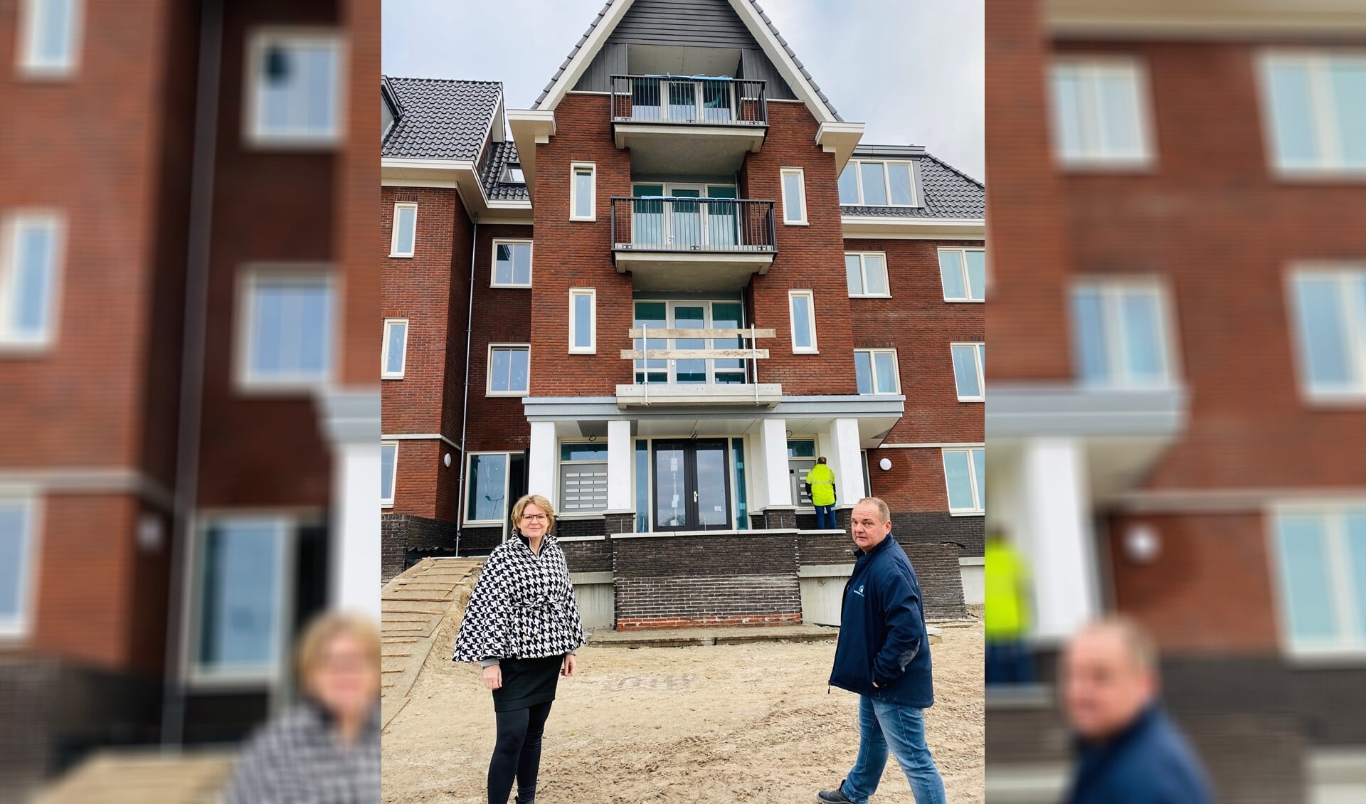 Wethouder Marleen Treep krijgt een rondleiding van Ronald Brouwers, toezichthouder nieuwbouw Omnia Wonen, bij nieuwbouw project Hoevelaar in Woudenberg.