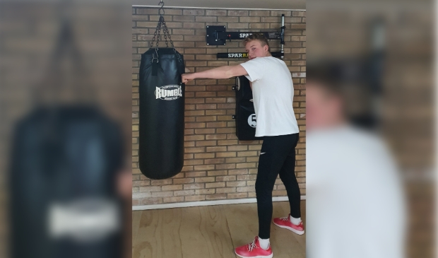 <p>Ralf aan het trainen op de bokszak </p>