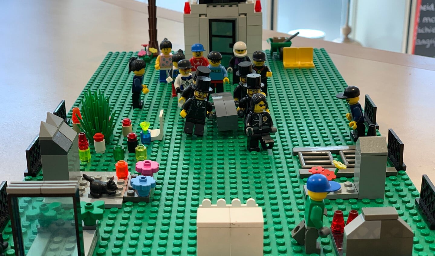 Een begrafenis, verbeeld met Lego