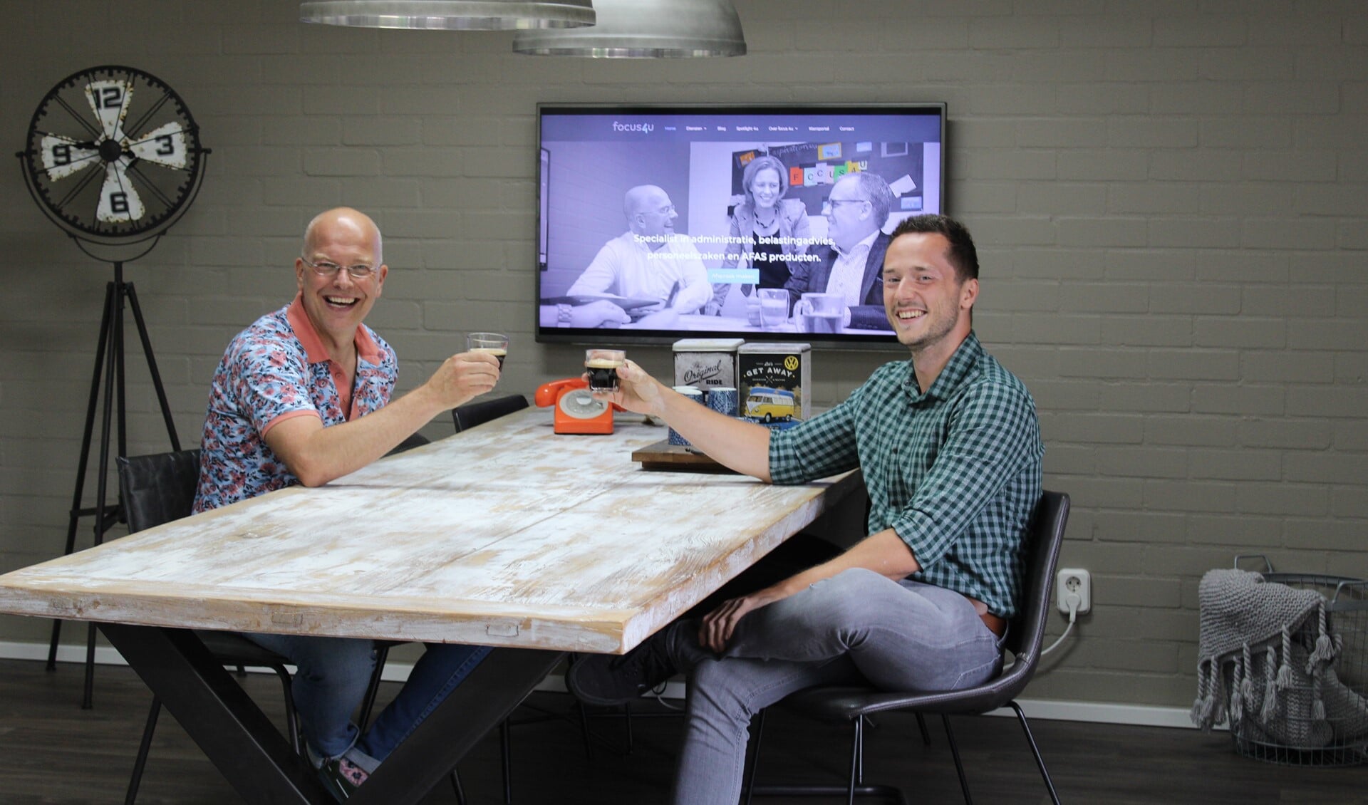Michel van Dijk (links) en Frank Lokhorst ontvangen graag geïnteresseerde ondernemers voor een goed gesprek met koffie.