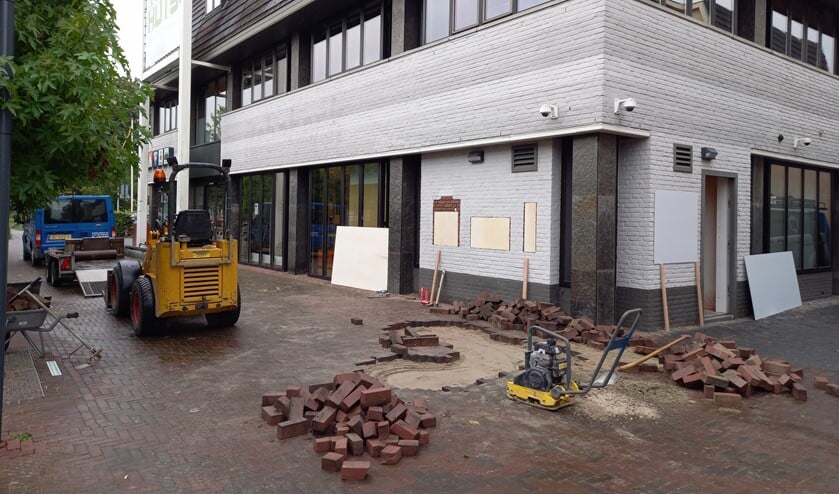 De geldautomaat van de Rabobank is weggehaald