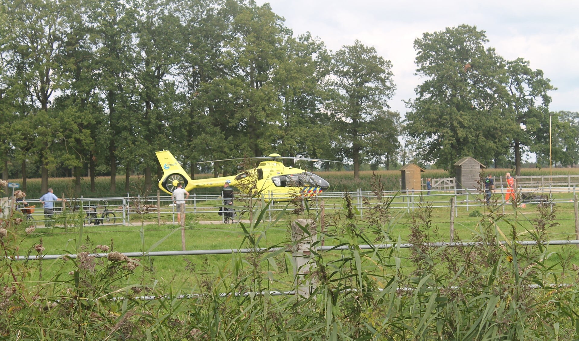Traumahelikopter land bij manage Groenewoude