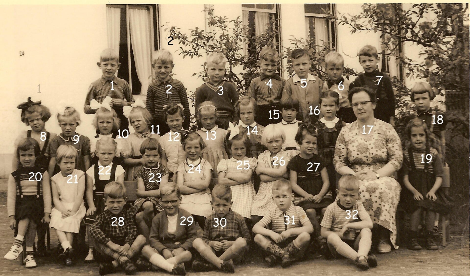 Kinderen van de Wilhelmina Bewaarschool met rechts Mej. Koudijs. ? 1940.