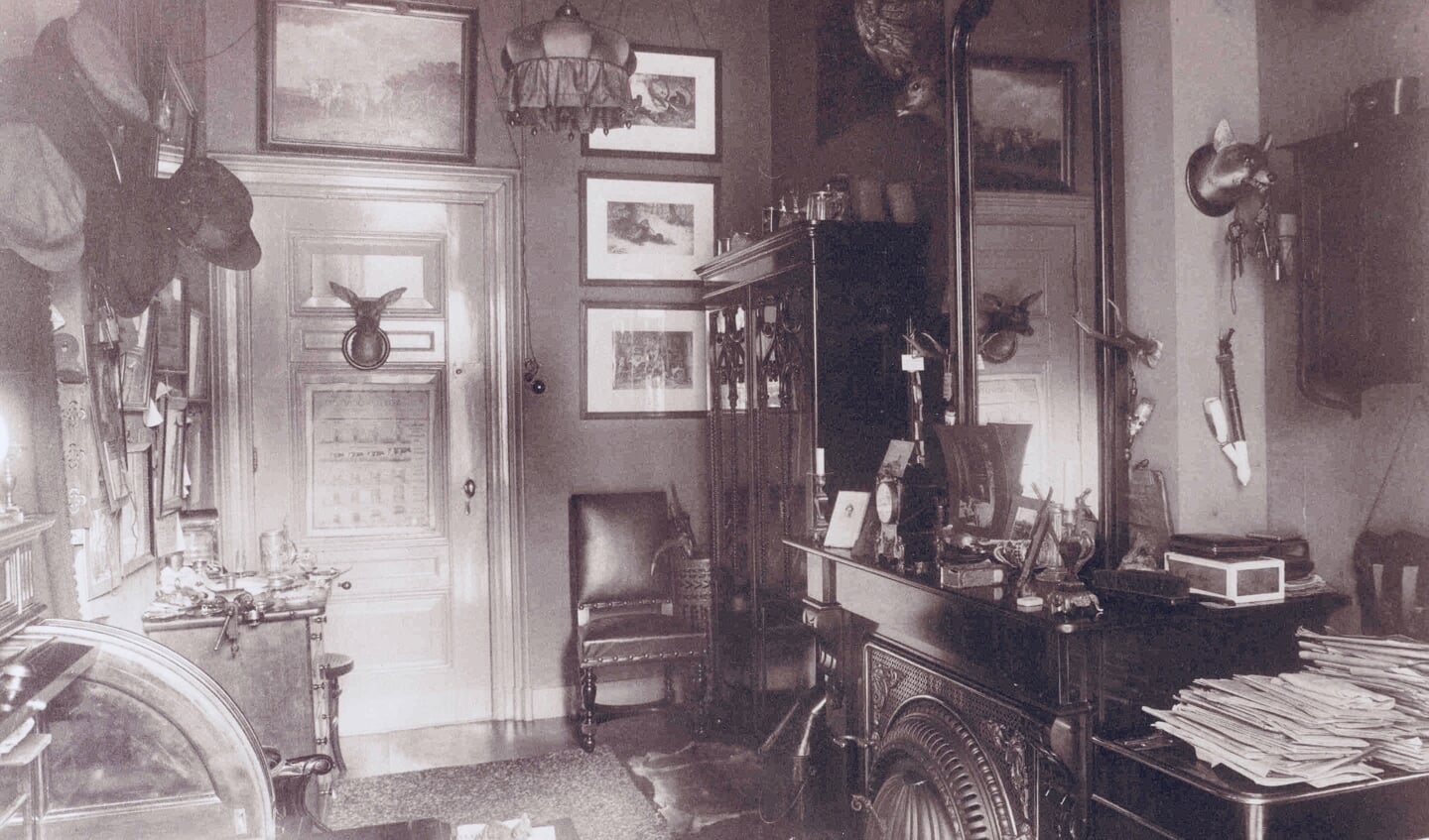 Werkkamer van J.B. de Beaufort met arsenaal en jagerspijpen