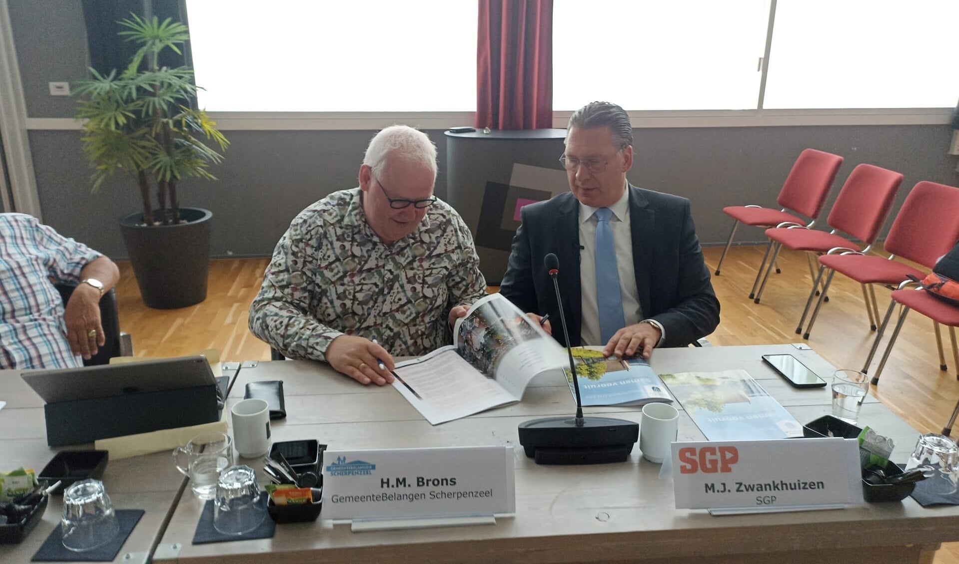  Henk Brons, fractievoorzitter van GemeenteBelangen Scherpenzeel en Maarten Zwankhuizen, fractievoorzitter van de SGP