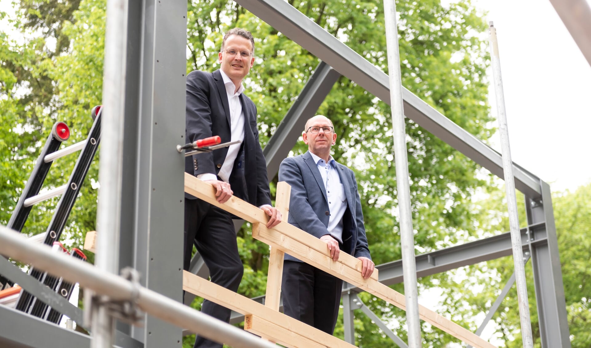 Klaas Kort (links) en Erik Davelaar schouder aan schouder op een van de nieuwbouwprojecten van Davelaarbouw 