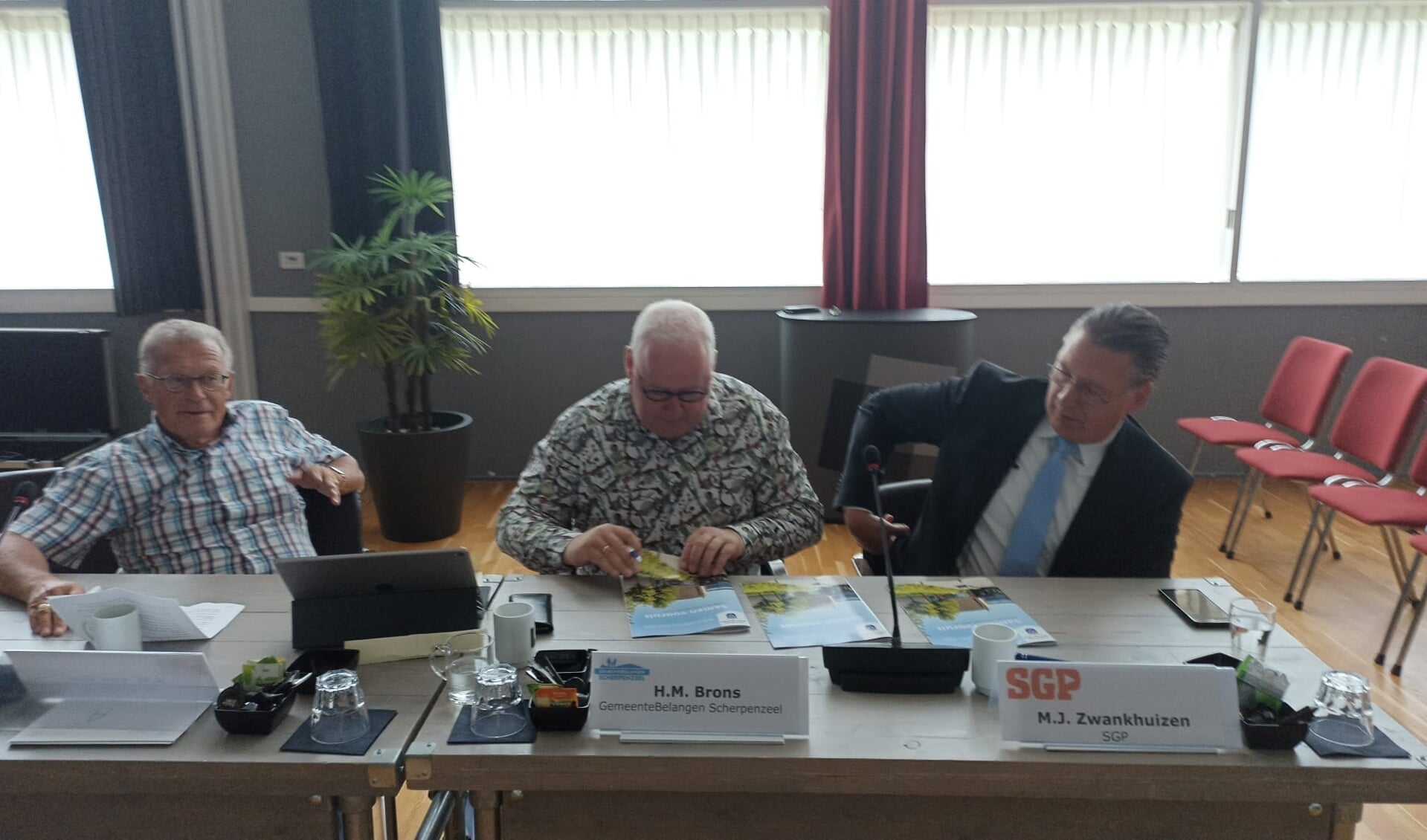 Informateur Hans van Velden, Henk Brons en Maarten Zwankhuizen ondertekenen het akkoord