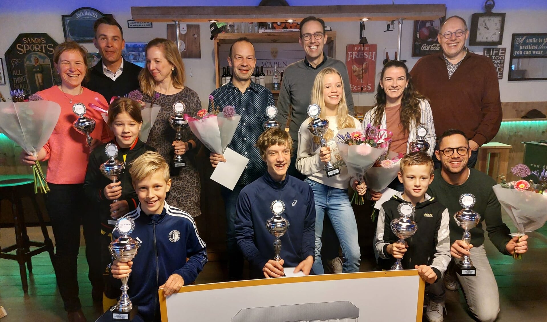 De Woudenbergse winnaars van de Florijn Winterloop werden bij accountanskantoor de Kruijff in het zonnetje gezet