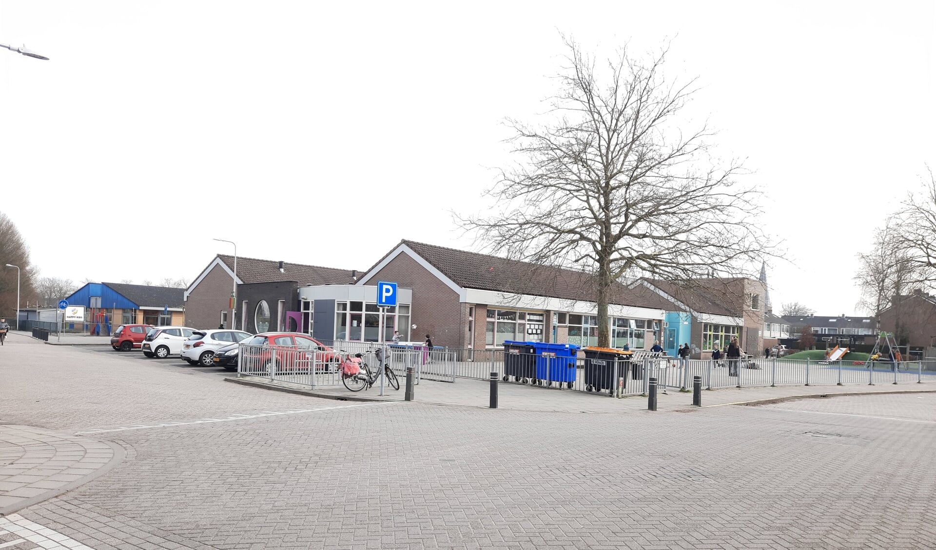 De Olijfboom met daar achter het Kindercentrum