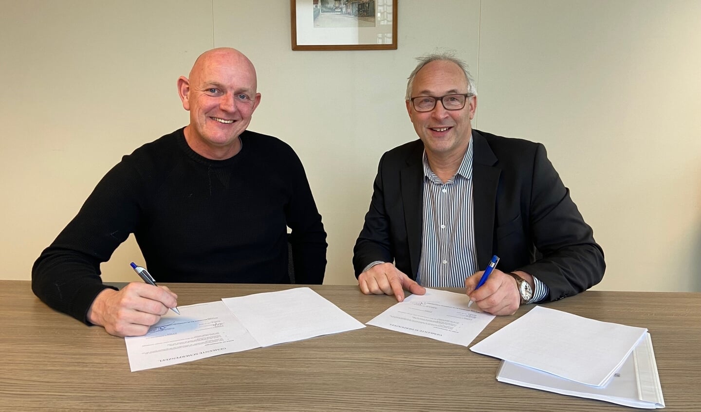 Ondertekening met Evert van de Glind (rechts) en ontwikkelaar Marco van den Essenburg.