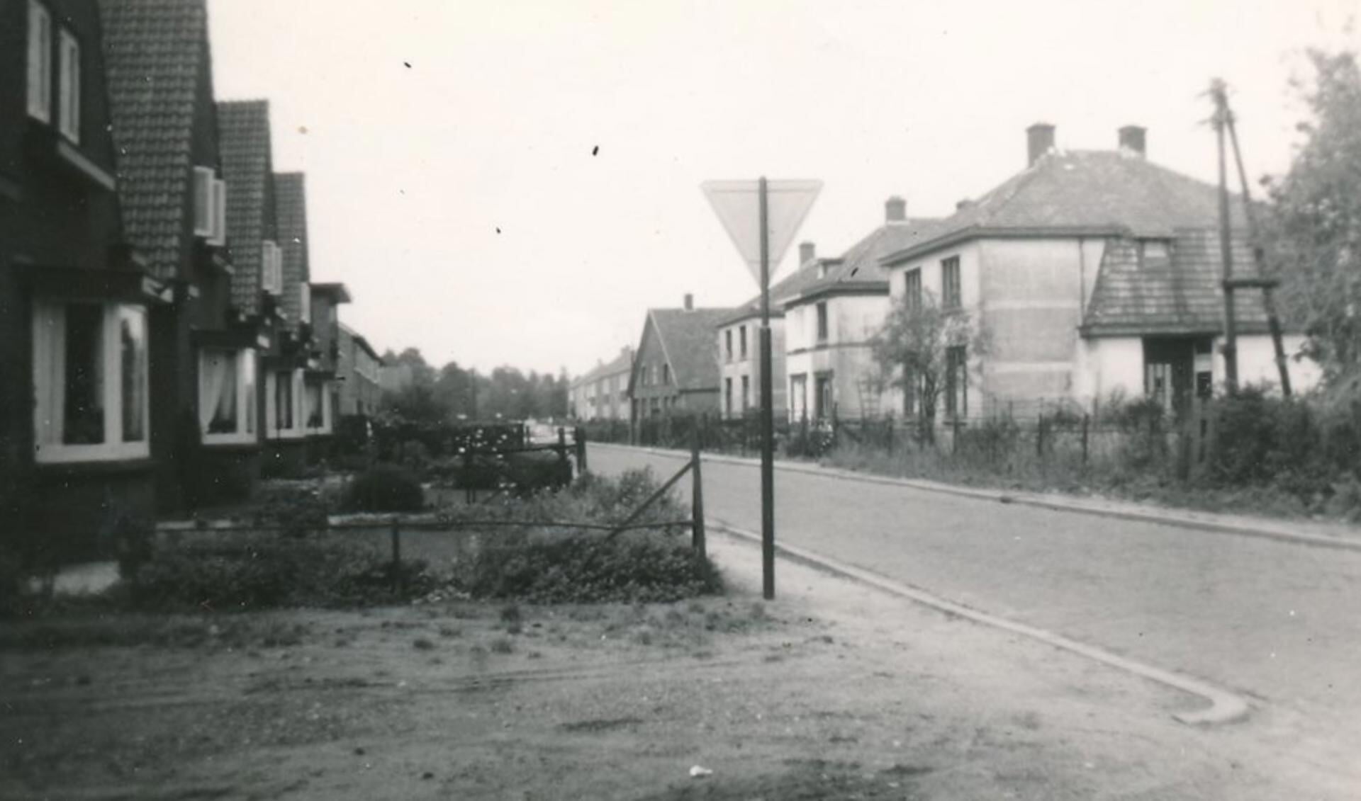 De oostelijke route voert onder andere over Ekris. Hier de situatie rond 1960 vanaf de hoek met de Stationsweg.