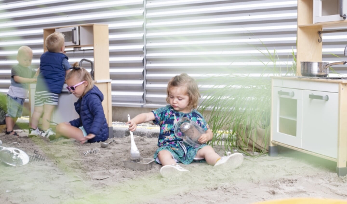 Spelen met het zand op het speciaal aangelegde strand