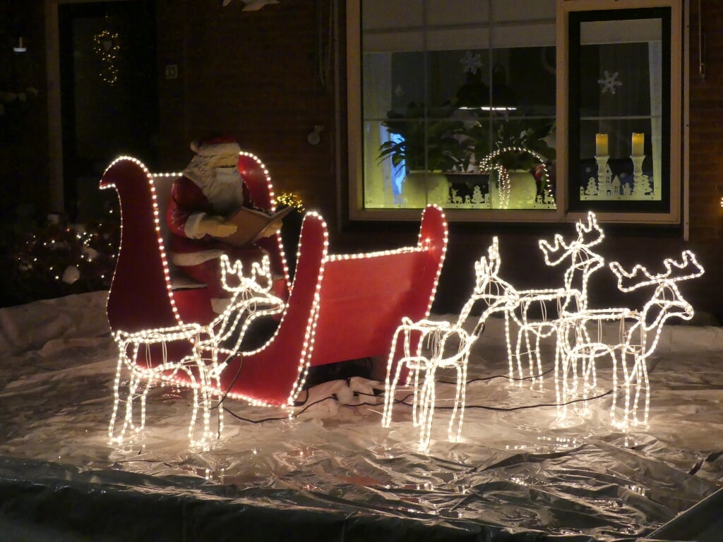 Kerstslee in Pr. Beatrixstraat, coronaproof kerstman met mondkapje