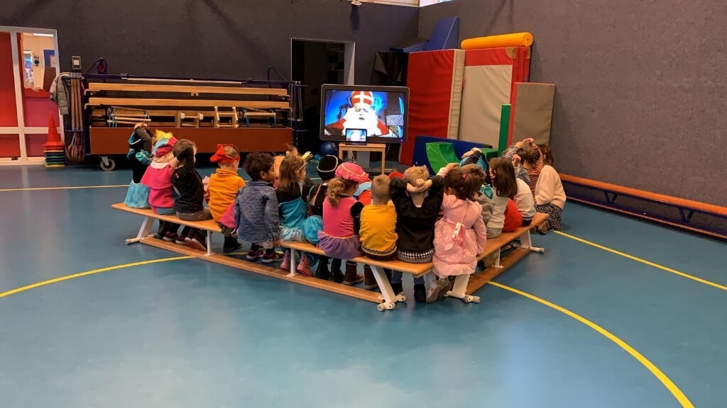 De kinderen op de Jan Lighthart hebben in het gymlokaal contact met de Sint via videobellen