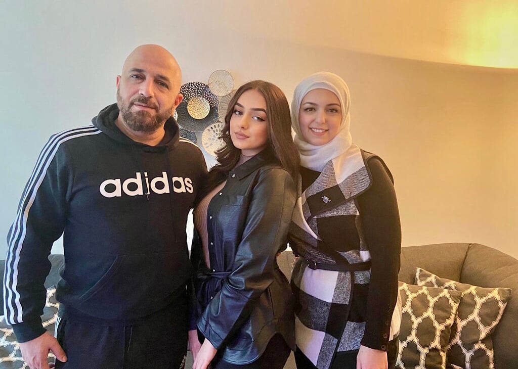 Lana, met haar vader Feras en moeder Rahaf
