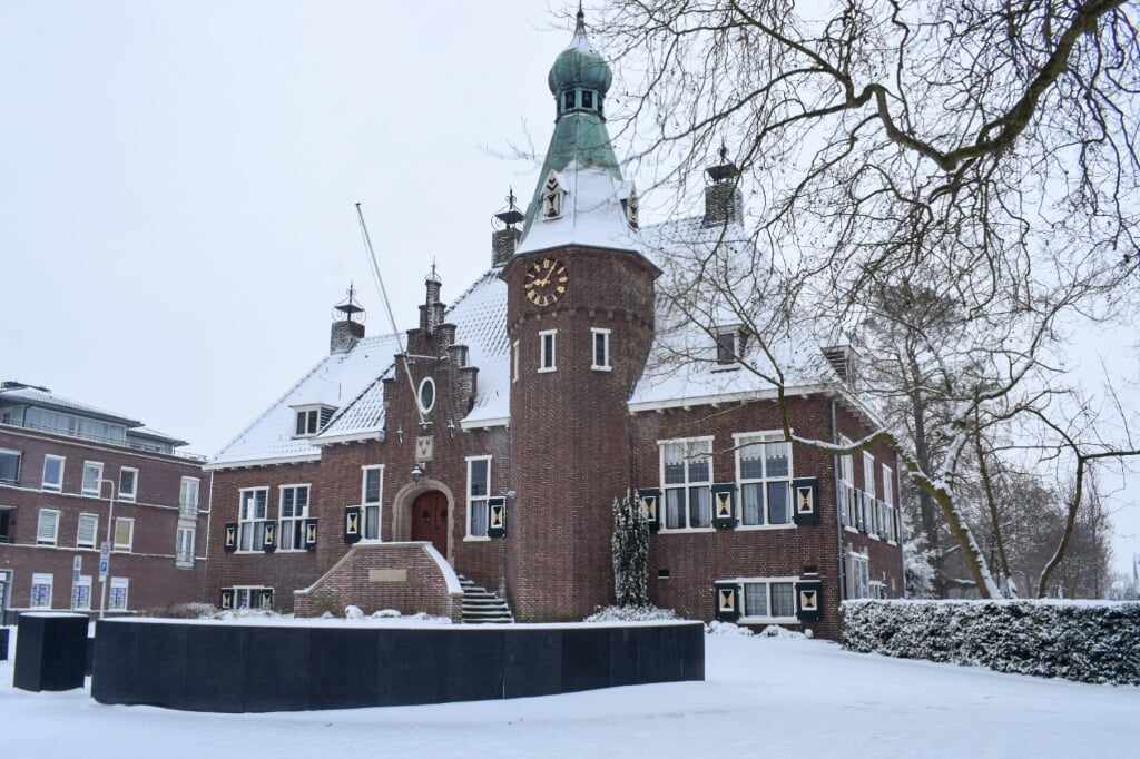 Het Gemeentehuis bedekt met sneeuw