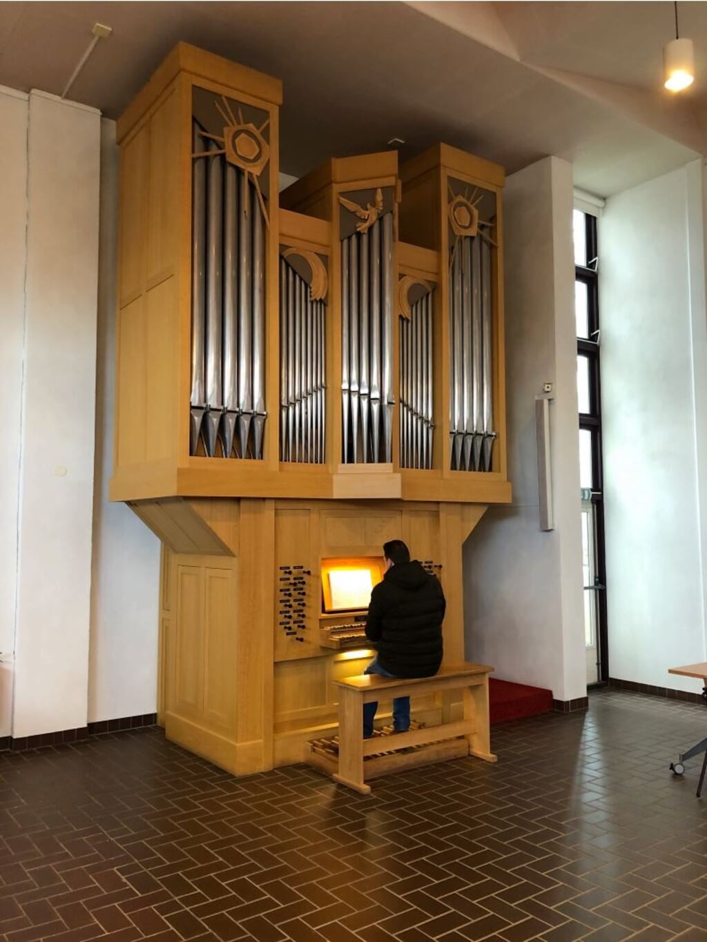 Foto: Organist op het Nijsse-orgel