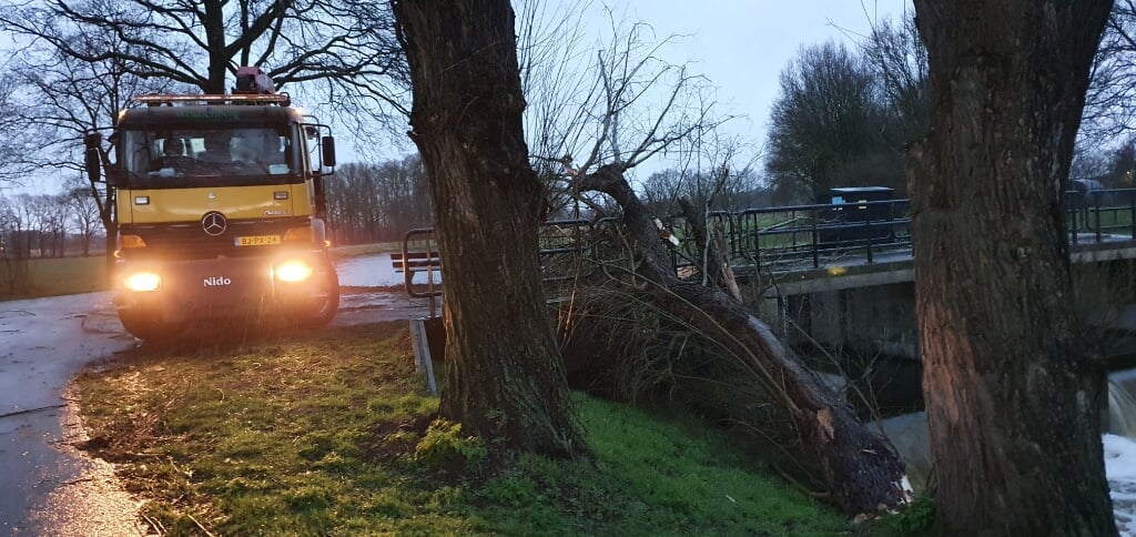 Gemeente vrachtwagen staat klaar om de omgevallen boom weg te halen.