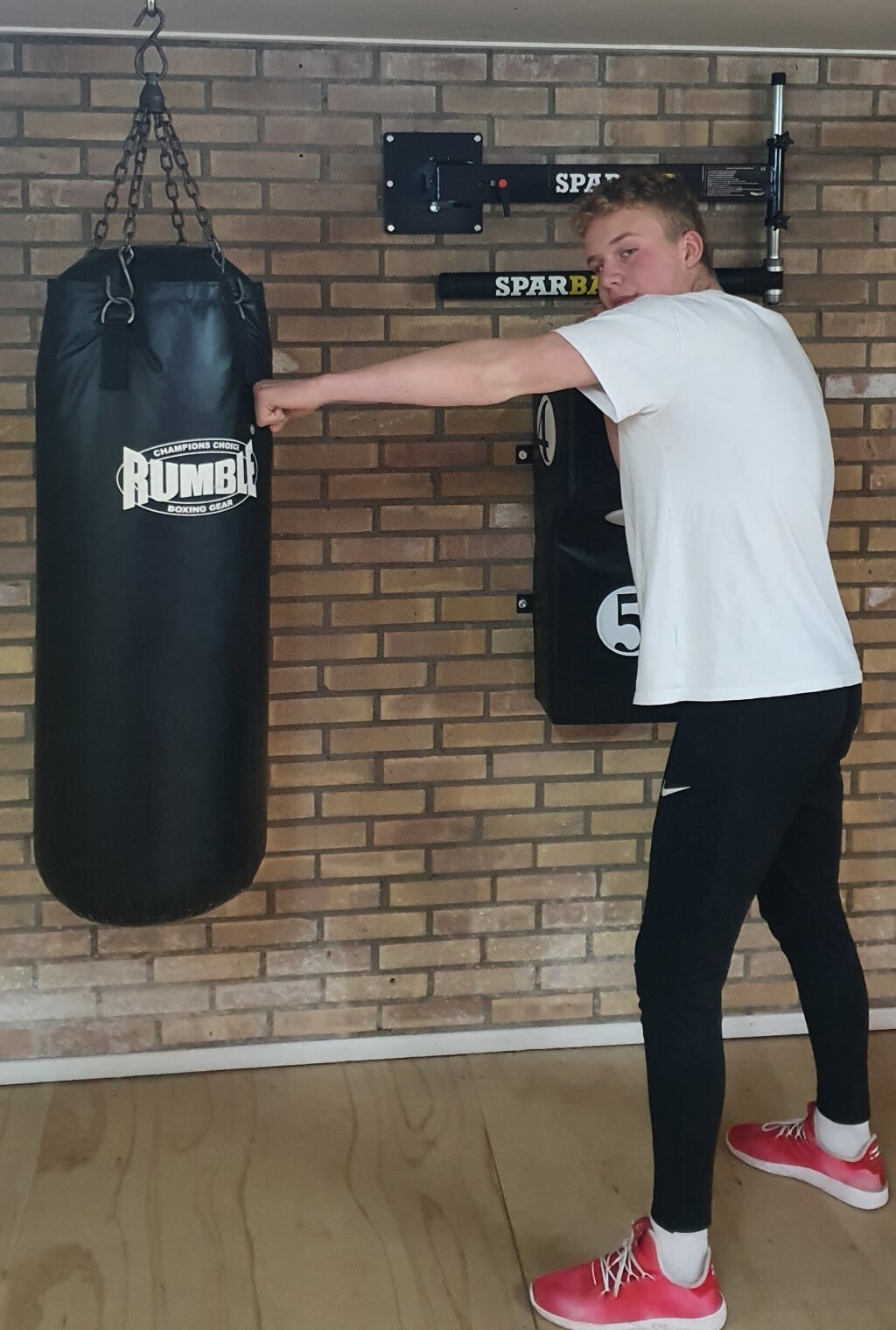 Ralf aan het trainen op de bokszak 