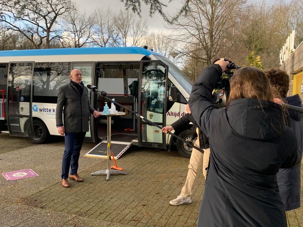 Joop Blok geeft de media uitleg over de testbus