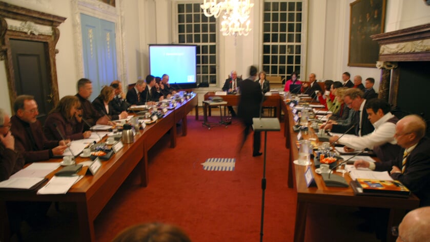 De gemeenteraad in 2006 met burgemeester Kozijn.