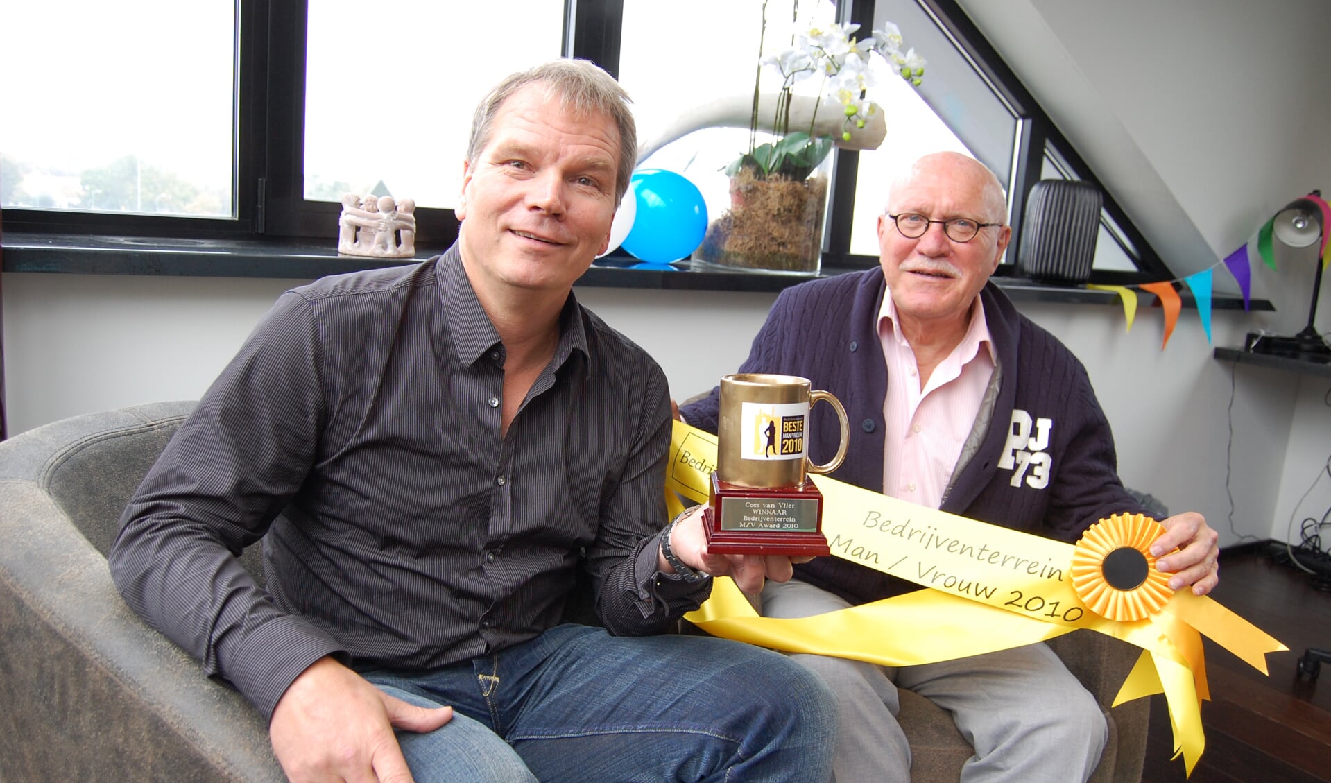 Cees van Vliet (links) en IVW-bestuurslid Cor van der Poel zijn trots op de waardering vanuit landelijke kring