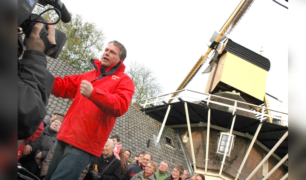 2006: PvdA-leider Wouter Bos voert campagne in Weesp bij Molen 't Haantje